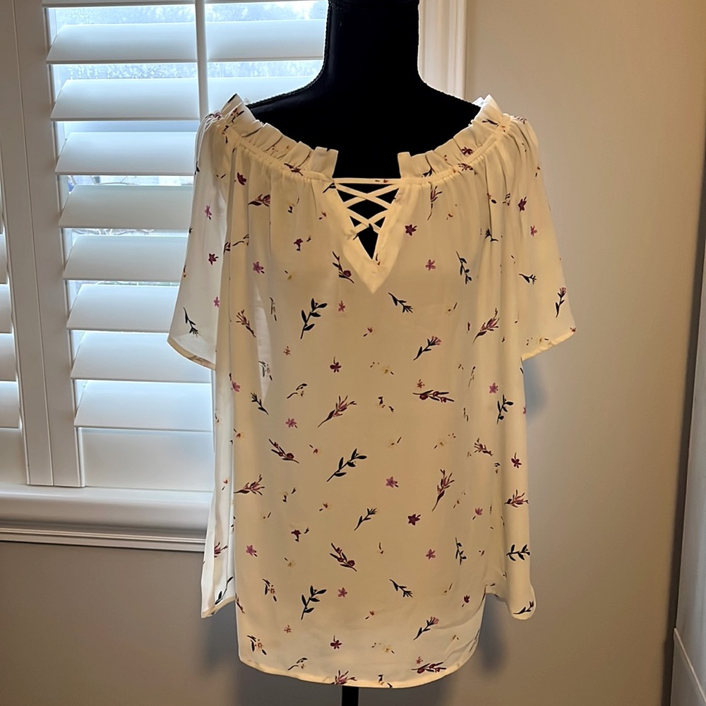 Set of 2 Womens Blouses, 1- all white, XXL and 1- White with flowers, 1XL.